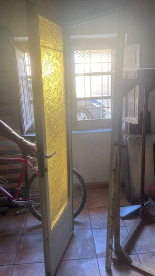 Puerta de aluminio plateado cristal con relieve