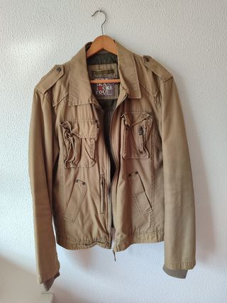 Chaqueta Bershka Beige y Verde Militar en su forro