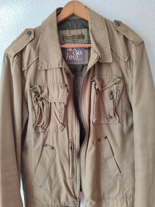 Chaqueta Bershka Beige y Verde Militar en su forro