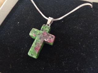 Cadena de acero con cruz de piedra natural