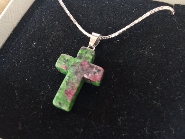 Cadena de acero con cruz de piedra natural