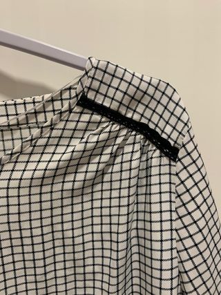 Blusa de cuadros blanco y negro