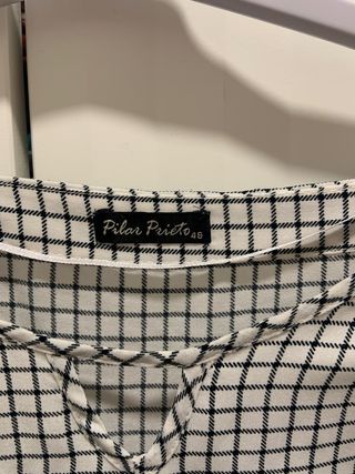 Blusa de cuadros blanco y negro