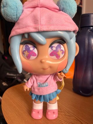 Muñeca Trotties con capucha y falda