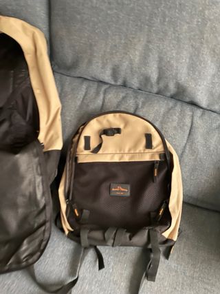 Mochila beige y negra