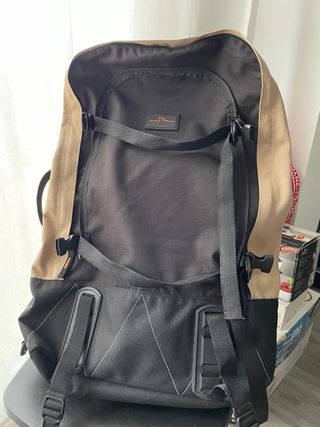 Mochila beige y negra