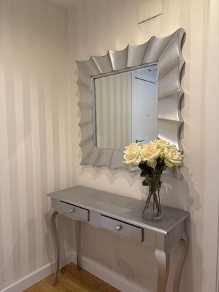 Conjunto de entradita, espejo y tocador
