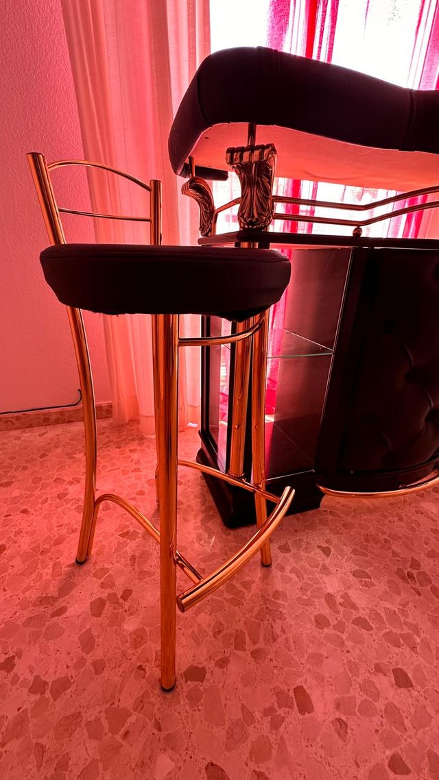 Barra de bar y 2 bancos