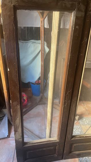 Ventana antigua de madera con cristal