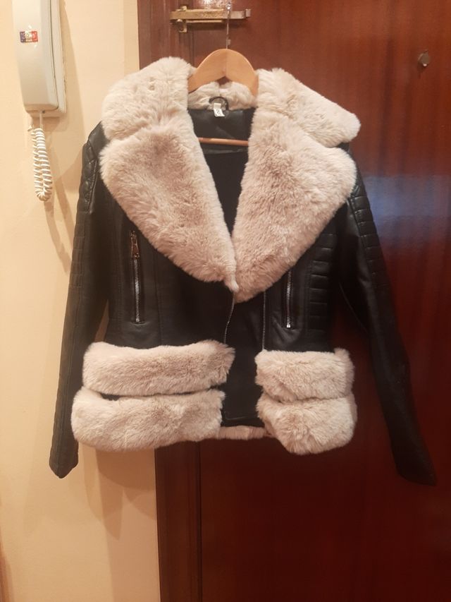 Chaqueta polipiel negra con borrego