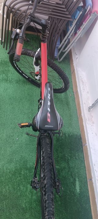 Bicicleta de Montaña Negra y Roja