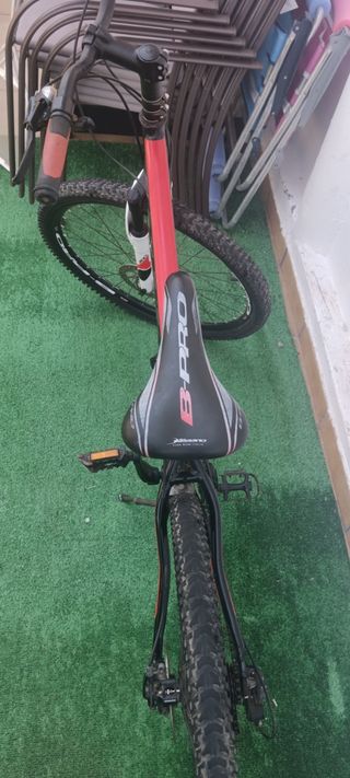 Bicicleta de Montaña Negra y Roja