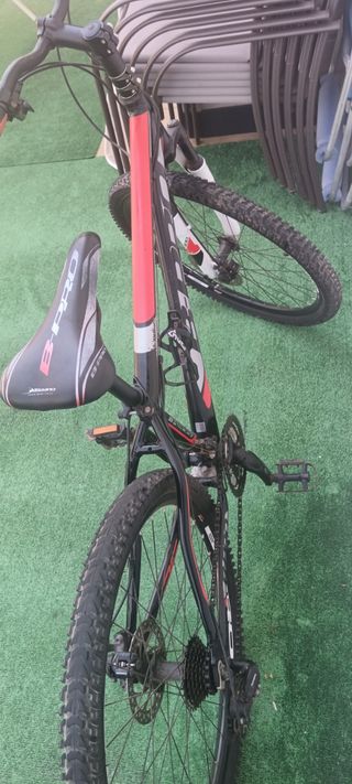 Bicicleta de Montaña Negra y Roja
