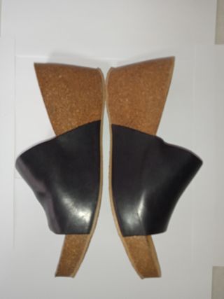 Sandalias de cuña negras y marrones