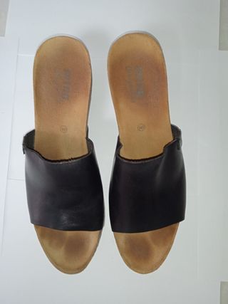 Sandalias de cuña negras y marrones