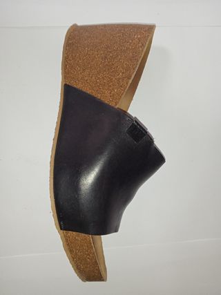 Sandalias de cuña negras y marrones