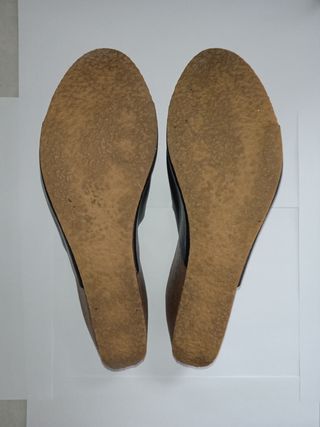 Sandalias de cuña negras y marrones