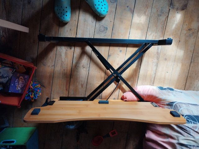 Taula de peu. Mesa de pie para despacho madera 