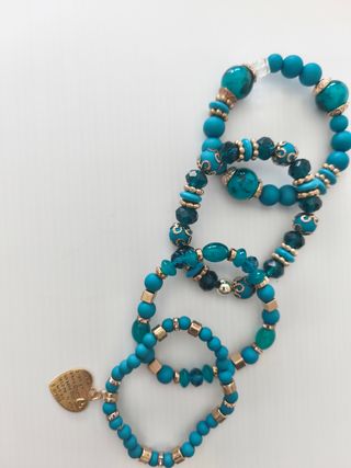 Conjunto de 4 pulseras turquesa y doradas