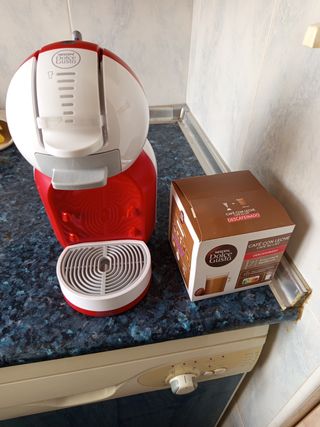 Cafetera Dolce Gusto Roja y Blanca.