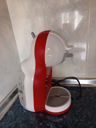 Cafetera Dolce Gusto Roja y Blanca.