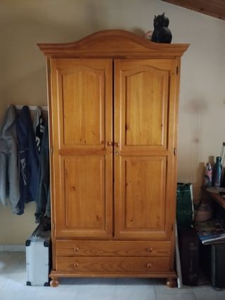 Armario de madera de pino