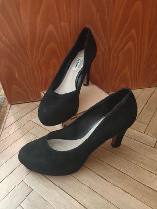 Zapatos de tacón Clarks negros ante.
