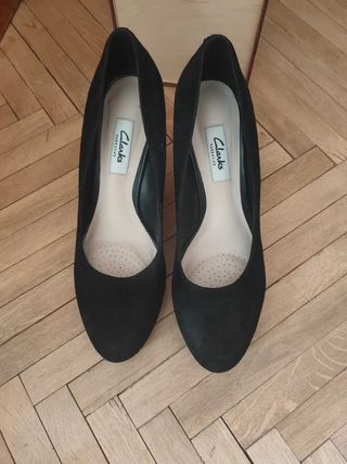Zapatos de tacón Clarks negros ante.
