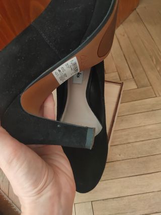 Zapatos de tacón Clarks negros ante.
