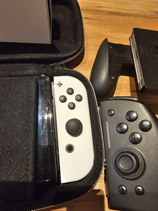 Nintendo Switch OLED bianco e nero