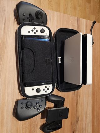 Nintendo Switch OLED bianco e nero