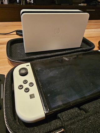 Nintendo Switch OLED bianco e nero