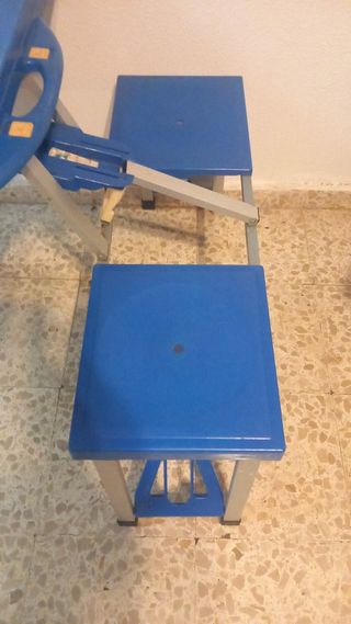 Mesa plegable camping azul y plata