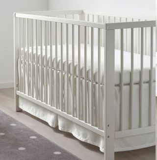 Faldón para cuna blanco de ikea