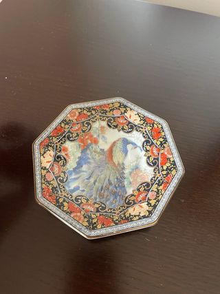 Chávena e pires de porcelana decorada