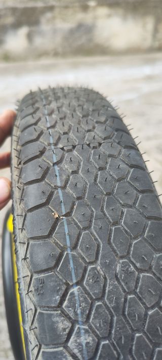 Rueda de repuesto de coche o remolque 