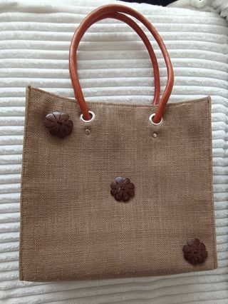 Bolso artesano de yute, cuero y madera