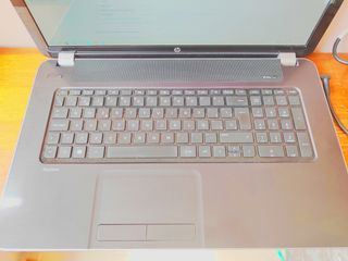 HP Pavilion con cargador sin BATERIA