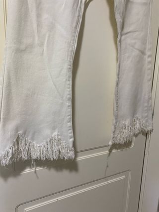 Pantalón campana blanco deshilachado