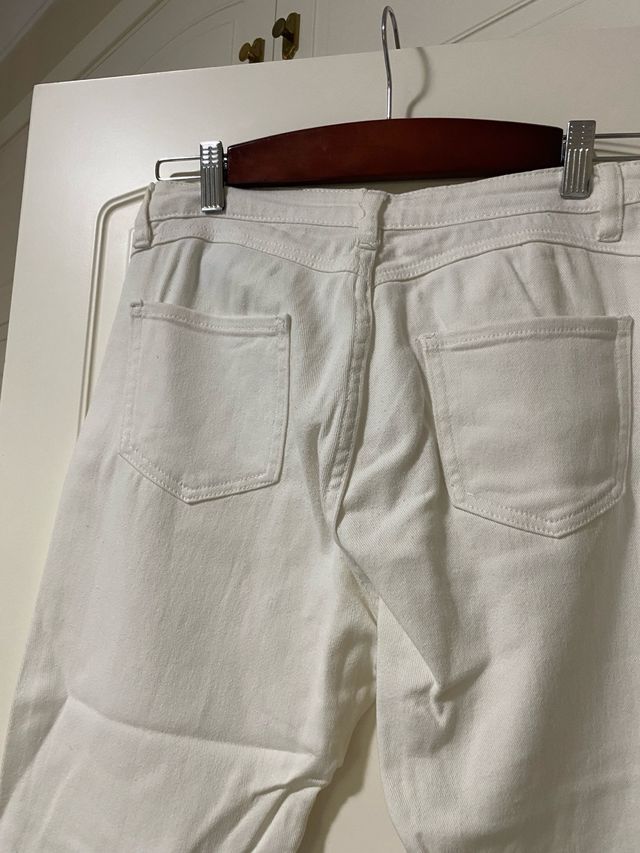 Pantalón campana blanco deshilachado