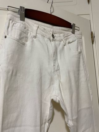 Pantalón campana blanco deshilachado