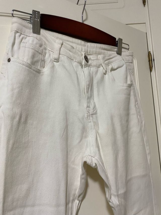 Pantalón campana blanco deshilachado