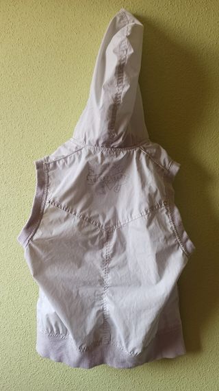 Chaleco con capucha y cuello alto