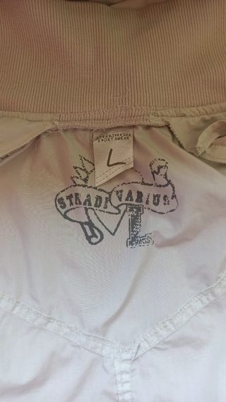 Chaleco con capucha y cuello alto