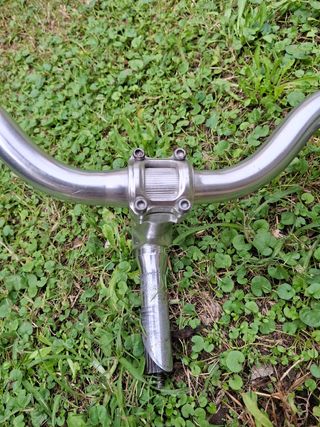 Manillar de bicicleta plateado con puños