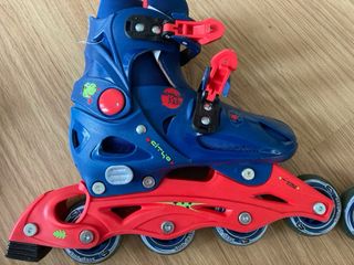 Patines en línea infantiles azules y rojos 