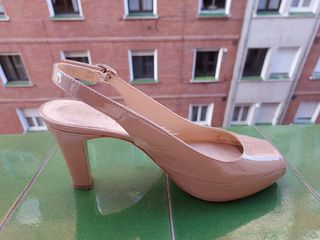Zapatos de tacón beige casi nuevos. Marca UNISA