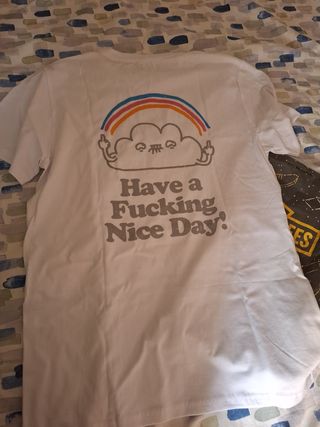 Camiseta blanca con nube y arcoíris