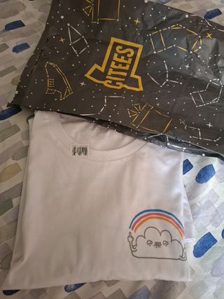Camiseta blanca con nube y arcoíris