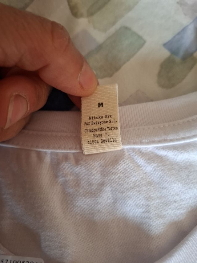 Camiseta blanca con nube y arcoíris